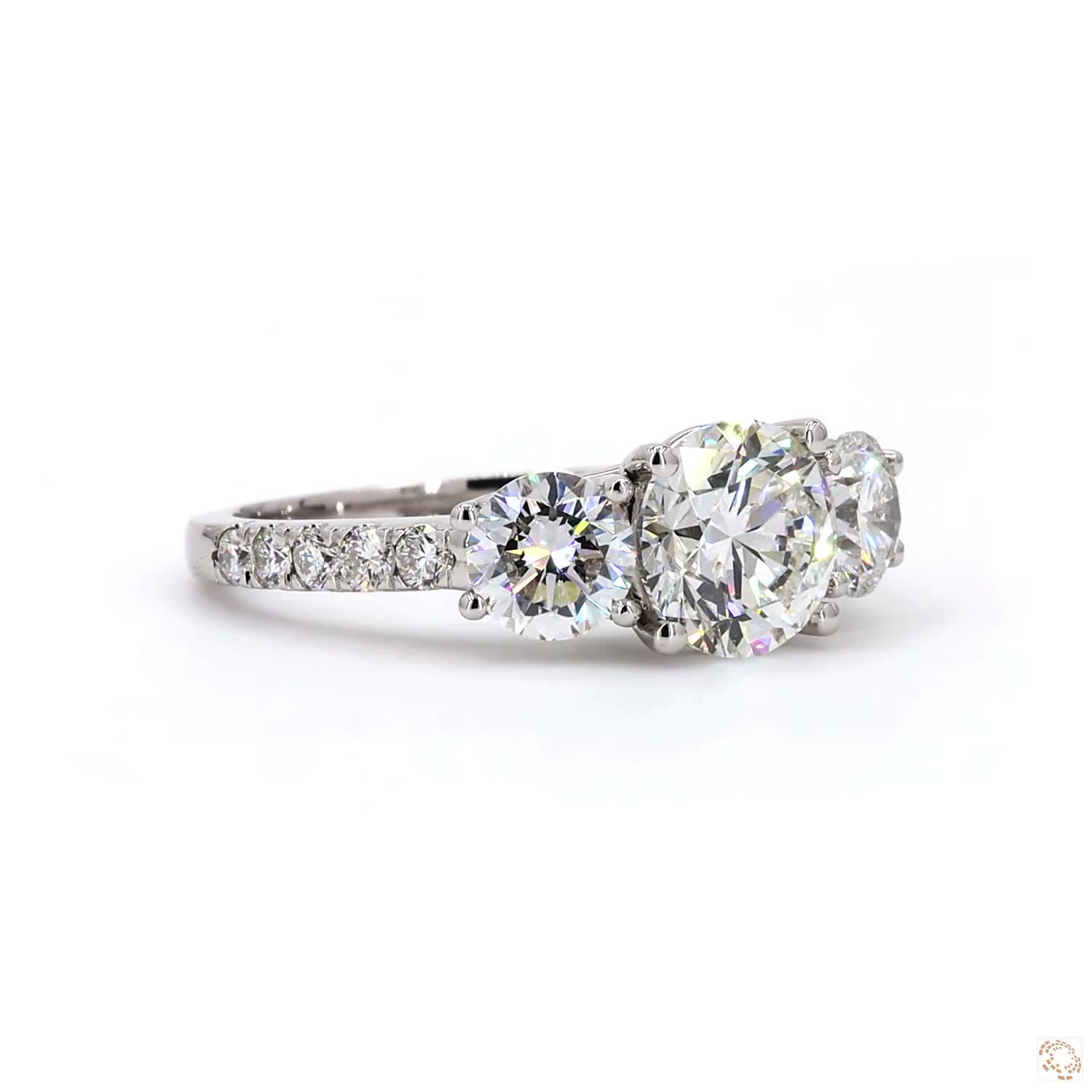 round brilliant-cut center diamond flanked | LR-384 (DA602234)