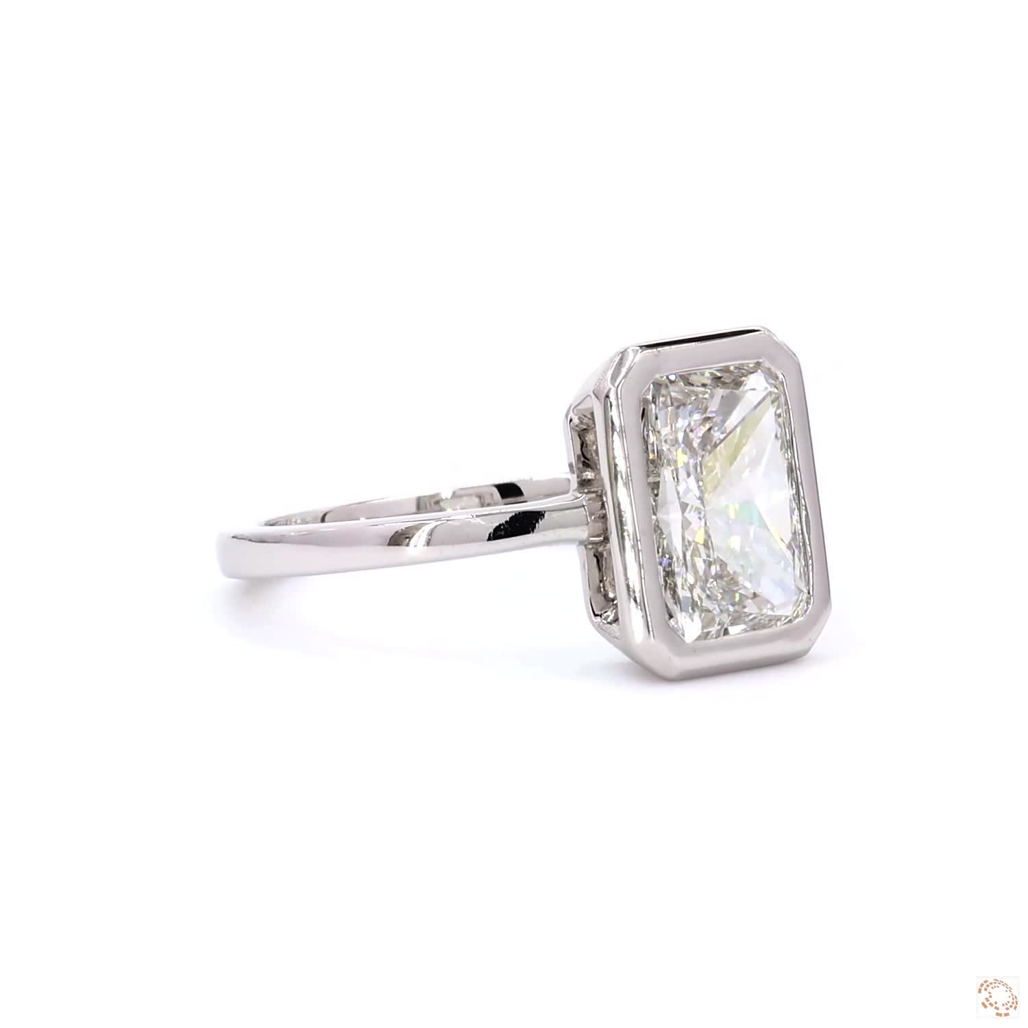 Radiant-cut diamond set in a sleek white gold bezel setting | LR-394 (DA602249)