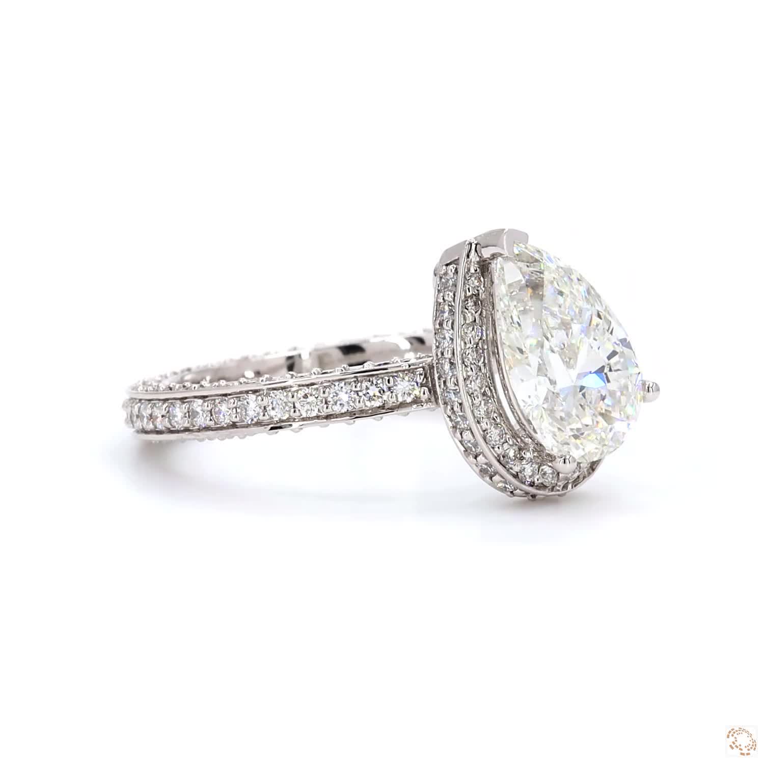 large central diamond set in a halo of smaller diamonds. | LR-399 (DA602250)