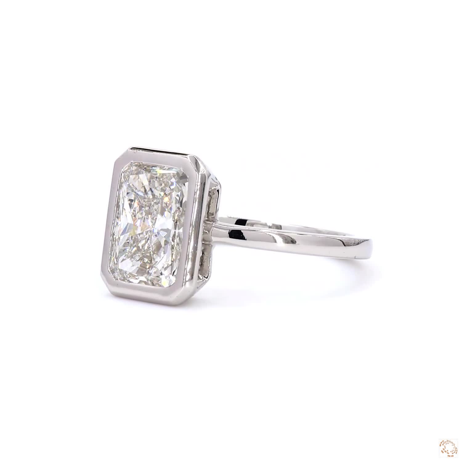 Radiant-cut diamond set in a sleek white gold bezel setting | LR-394 (DA602249)
