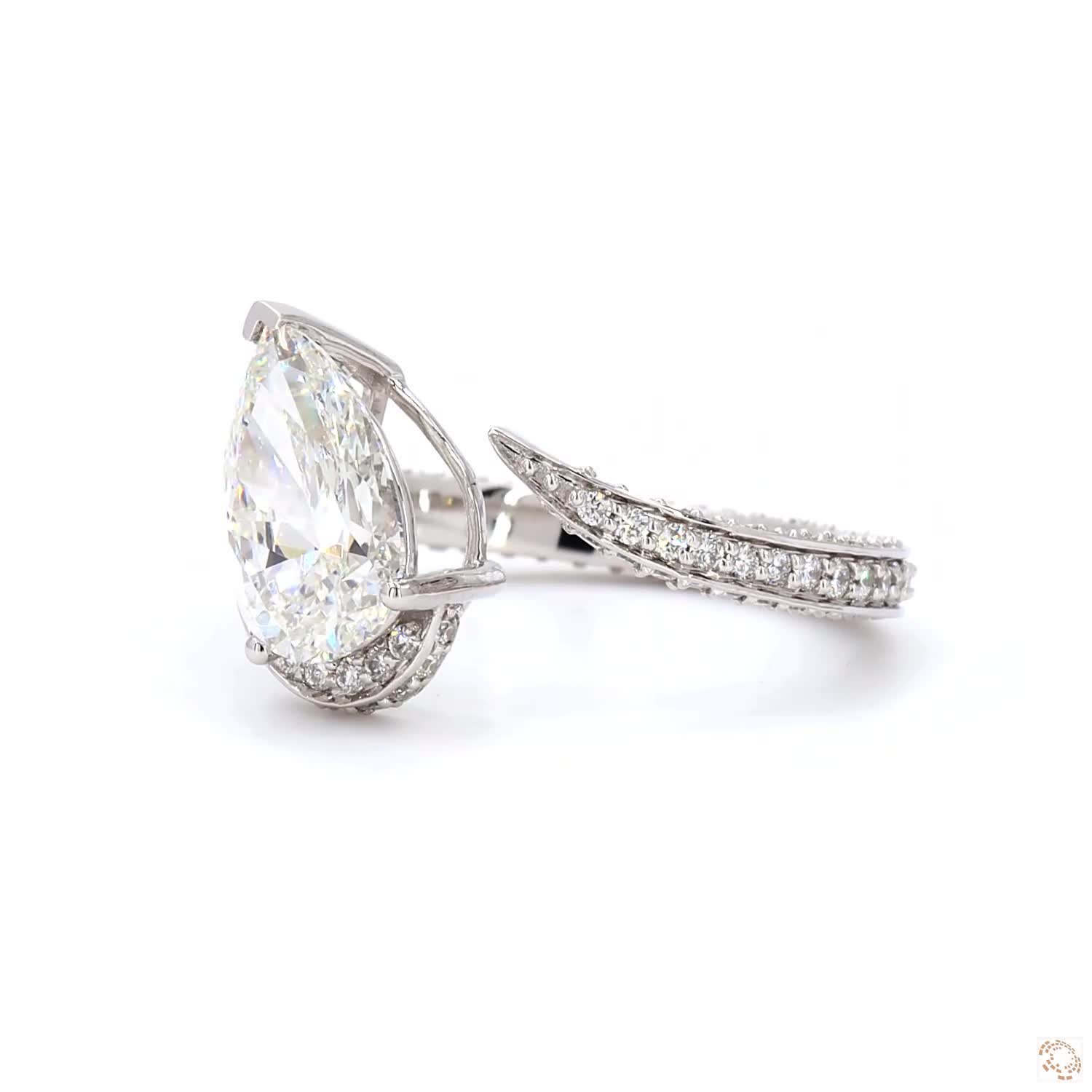 large central diamond set in a halo of smaller diamonds. | LR-399 (DA602250)
