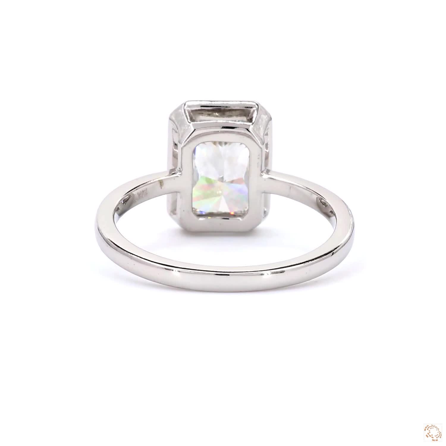 Radiant-cut diamond set in a sleek white gold bezel setting | LR-394 (DA602249)