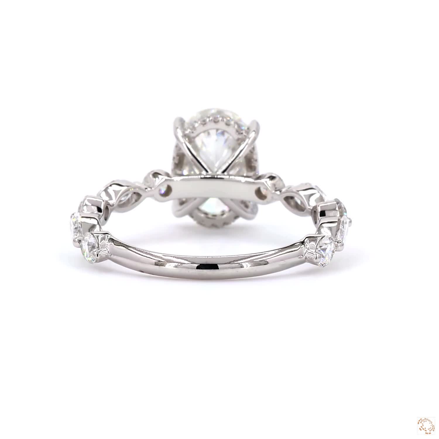 Oval-cut diamond set in a four-prong setting. | LR-395 (DA602251)