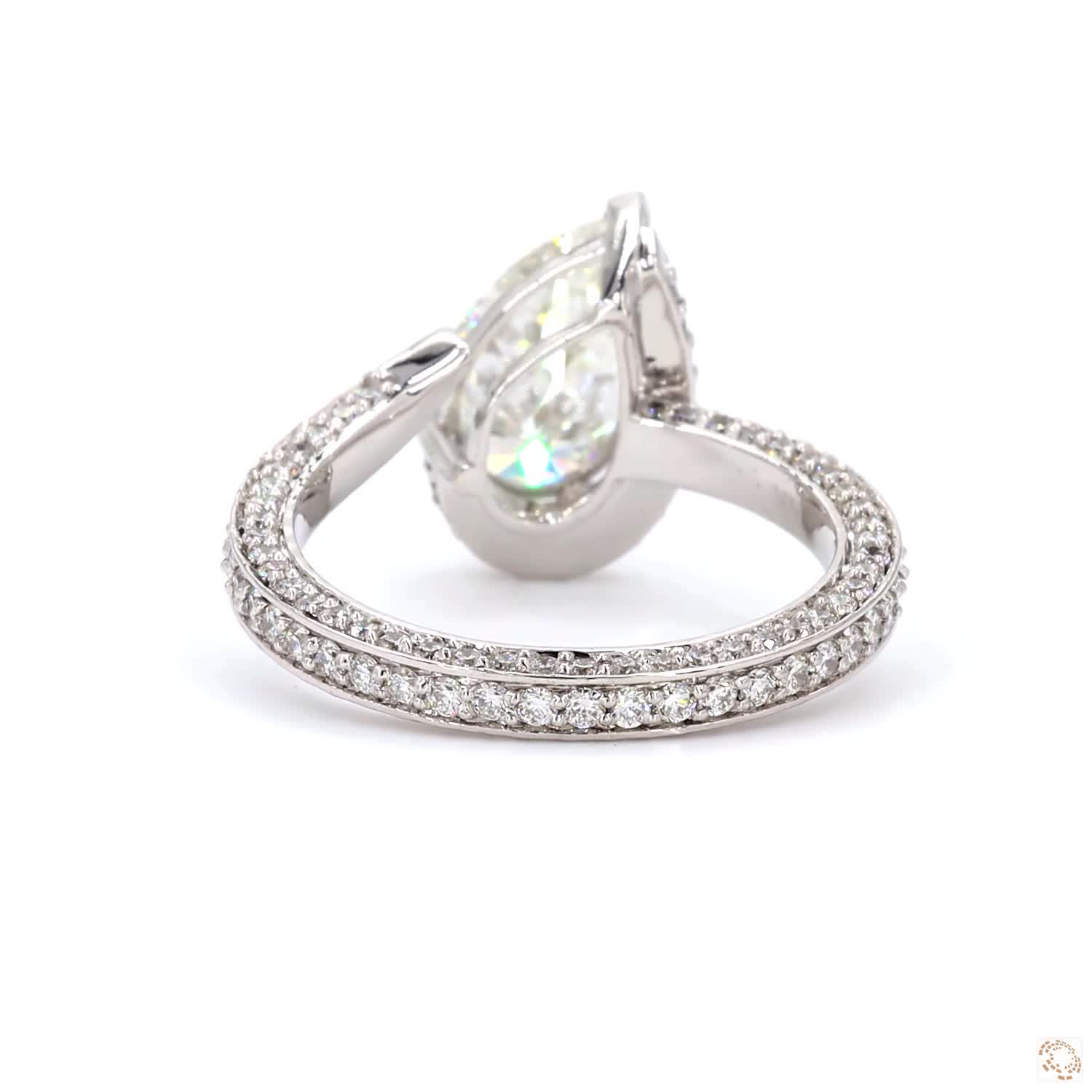 large central diamond set in a halo of smaller diamonds. | LR-399 (DA602250)